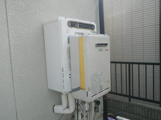 エコジョーズ取替工事（神戸市西区）既設品と仮設置給湯器施工前