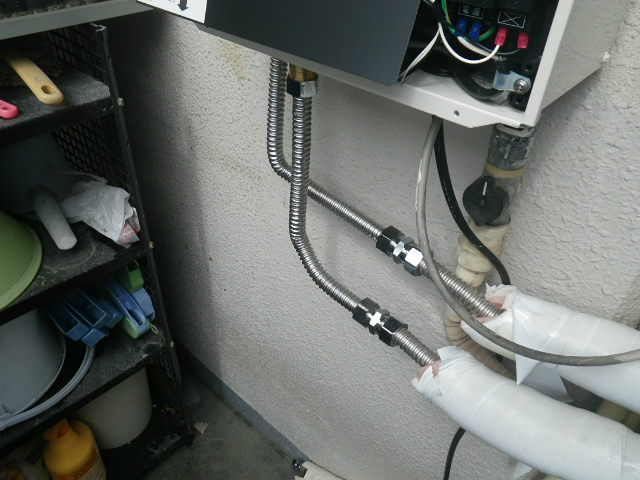 ガス給湯器エコジョーズ取替工事（神戸市中央区）湯水配管繋げ直し施工完了後
