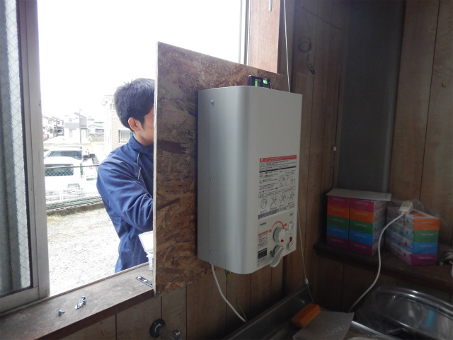 小型電気温水器新規取付工事（加古川市）取付加工中