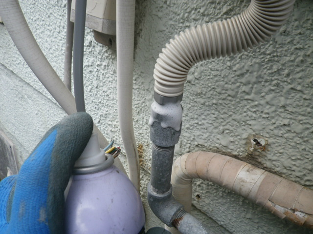 ガス給湯器取替工事（神戸市垂水区）ガス漏れチェック中
