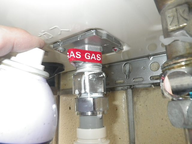 ガス給湯器取替工事（神戸市東灘区）ガス漏れチェック