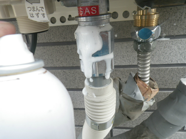 NORITZガス給湯器取替工事（加古川市）ガス漏れチェック中。
