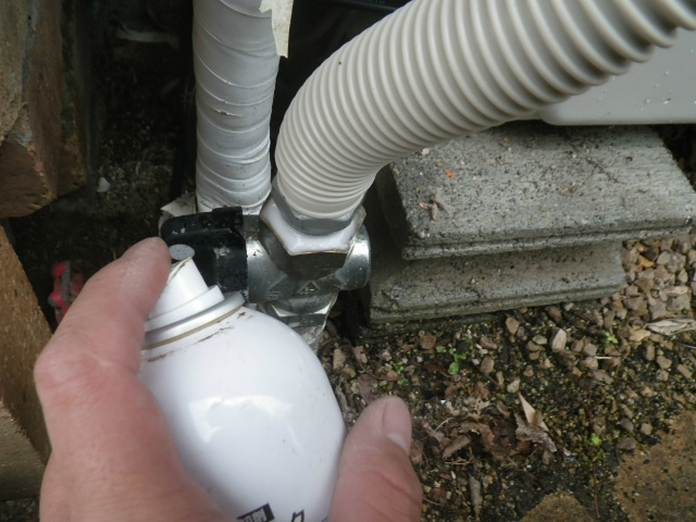 ガス給湯器エコジョーズ取替工事（西宮市）ガス漏れチェック中