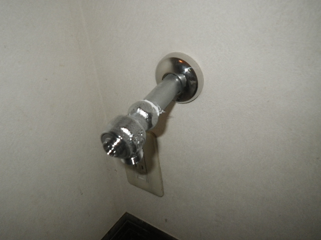 トイレ取替え工事　止水栓取替完了後。